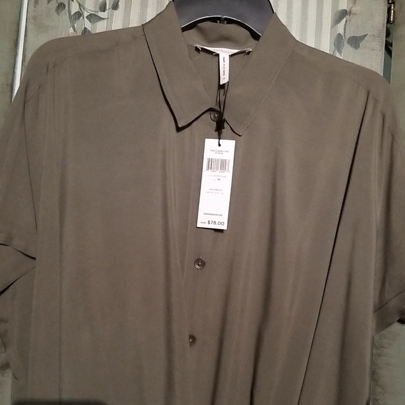 Women's NWT Button front Blouse size Medium - Picture 2 of 6